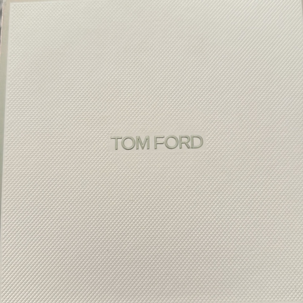 Tom Ford Gloss Luxe Lip Gloss Set - Bold Pink and Subtle Nude - Picture 2 of 2